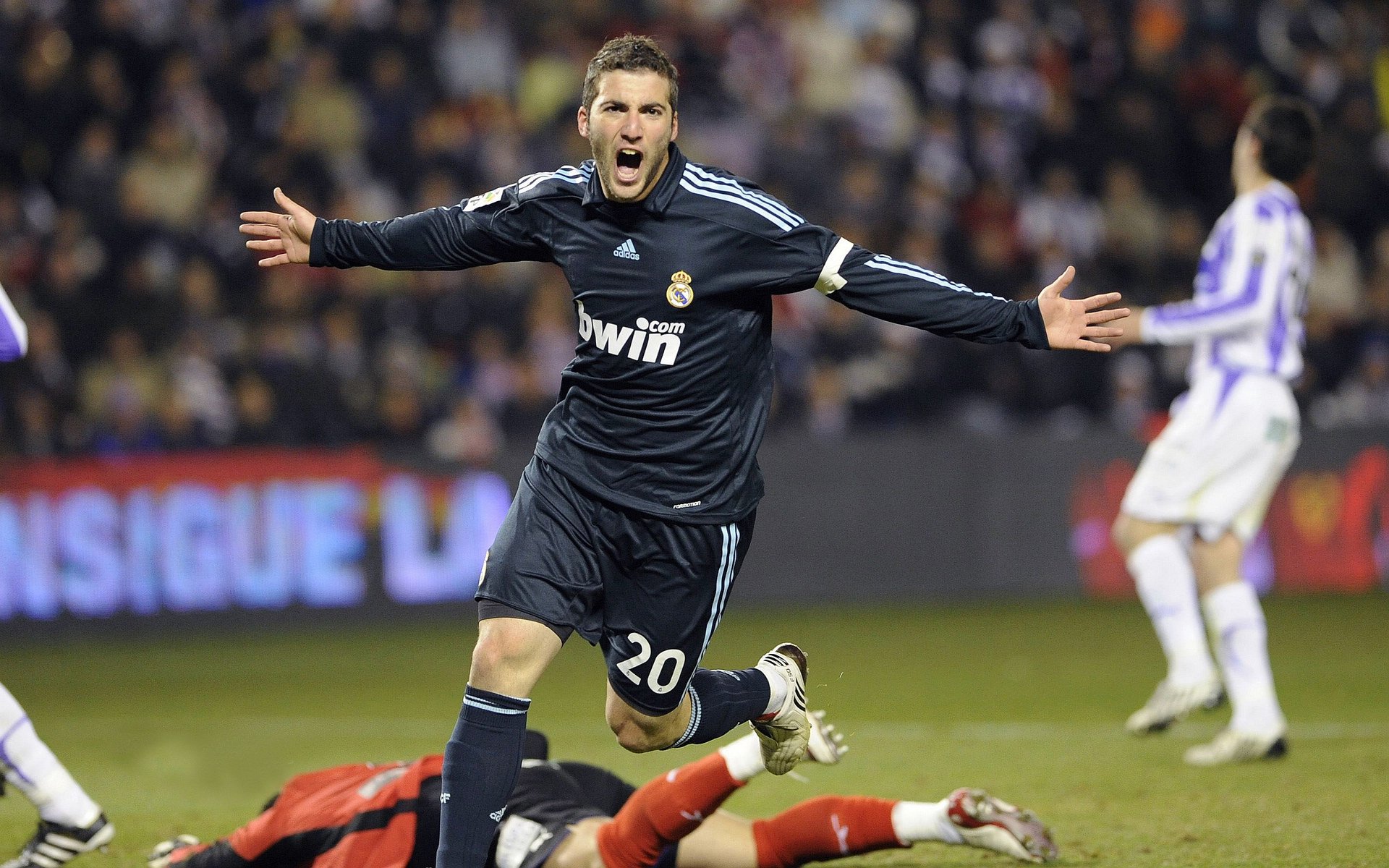 魔术冲垮灰熊，保罗在英超争冠接管比赛，跨界传奇的胜利哲学